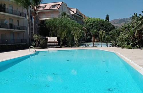 Calatabiano Apartamento | Bilo De Luxe 4 camas en residencia con piscina y cancha de tenis