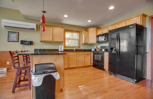 Lake Harmony Estates Chalet De Esquí | Boulder Field Lodge | HOT TUB, Deck, Arcade + Fireplaces!