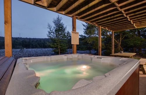 Lake Harmony Estates Chalet De Esquí | Boulder Field Lodge | HOT TUB, Deck, Arcade + Fireplaces!