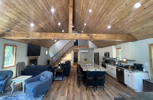 Lake Harmony Estates Casa | Boulder Field Manor ~ Sleeps 26 -Beach Access ~ Hot Tub!