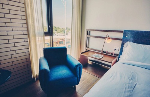 Travis Heights Hotel | Bouldin Room with City Views and King Pillowtop Bed