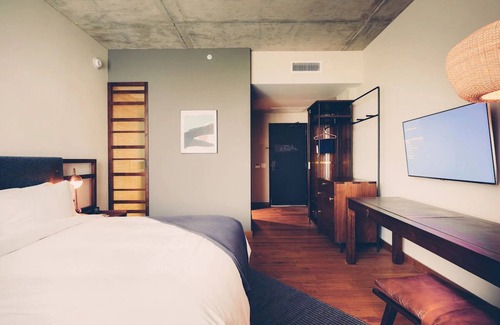 Travis Heights Hotel | Bouldin Room with City Views and King Pillowtop Bed