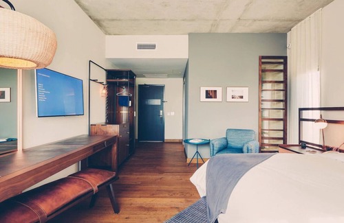 Travis Heights Hotel | Bouldin Room with City Views and King Pillowtop Bed