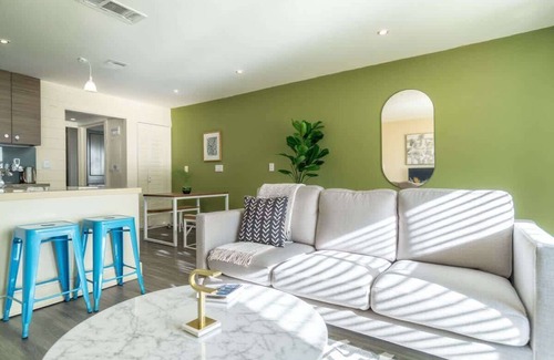 Riverside Apartamento | Boulevard Stays 8 mins to Downtown King Bed Pool, Parking Gym 04