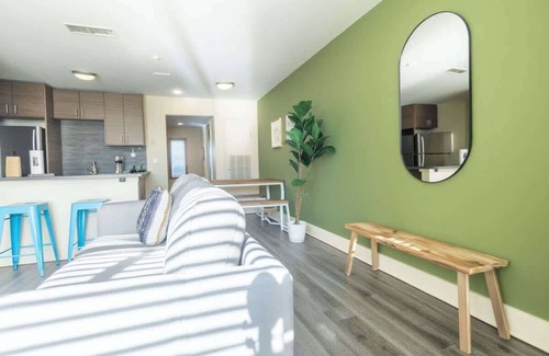 Riverside Apartamento | Boulevard Stays 8 mins to Downtown King Bed Pool, Parking Gym 04