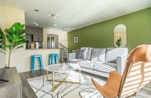 Riverside Apartamento | Boulevard Stays 8 mins to Downtown King Bed Pool, Parking Gym 04