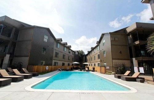 Riverside Apartamento | Boulevard Stays 8 mins to Downtown King Bed Pool Parking Gym 01