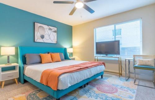 Riverside Apartamento | Boulevard Stays 8 mins to Downtown King Bed Pool Parking Gym 01