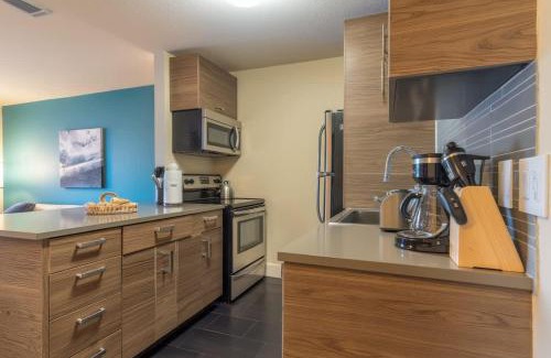 Riverside Apartamento | Boulevard Stays 8 mins to Downtown King Bed Pool Parking Gym 01