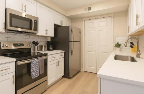 North Arlington Apartamento | Boulevard Stays Calm 1BR King Retreat Poolside Bliss Gym & Parking