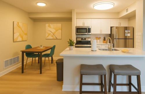 North Arlington Apartamento | Boulevard Stays Calm 1BR King Retreat Poolside Bliss Gym & Parking