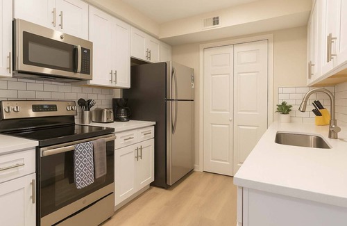North Arlington Apartamento | Calm 1BR King Retreat | Poolside Bliss w/ Gym & Parking