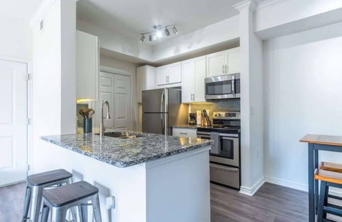Irving Apartamento | Boulevard Stays Comfy King 1BR Pool, Gym & Free Parking 05
