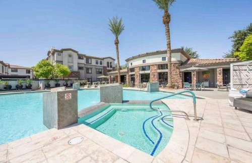Glendale Sports and Entertainment District Apartamento | Boulevard Stays Luxe 2BR by the Stadium Pool Parking Gym 05