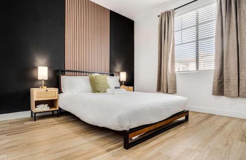 Glendale Sports and Entertainment District Apartamento | Boulevard Stays Luxe 2BR by the Stadium Pool Parking Gym 05