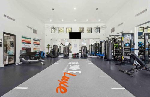 Glendale Sports and Entertainment District Apartamento | Boulevard Stays Luxe 2BR by the Stadium Pool Parking Gym 05