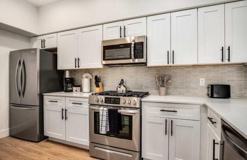 Glendale Sports and Entertainment District Apartamento | Boulevard Stays Luxe 2BR by the Stadium Pool Parking Gym 05