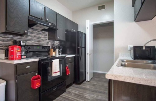 Irving Apartamento | Peaceful 1BR King Suite w/ Pool, Gym & Parking 04