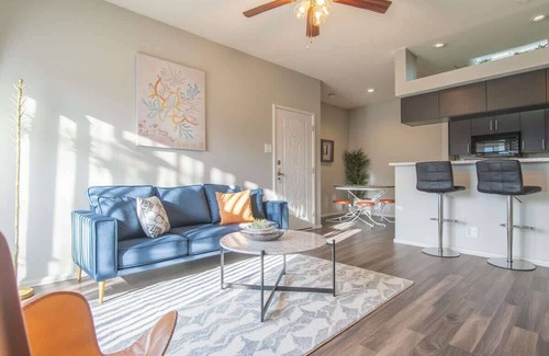 Irving Apartamento | Peaceful 1BR King Suite w/ Pool, Gym & Parking 04