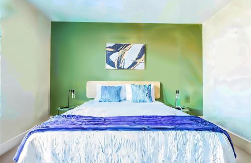 Riverside Apartamento | Boulevard Stays Prime Spot Cozy Bed Pool Free Parking