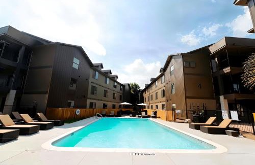 Riverside Apartamento | Boulevard Stays Prime Spot Cozy Bed Pool Free Parking