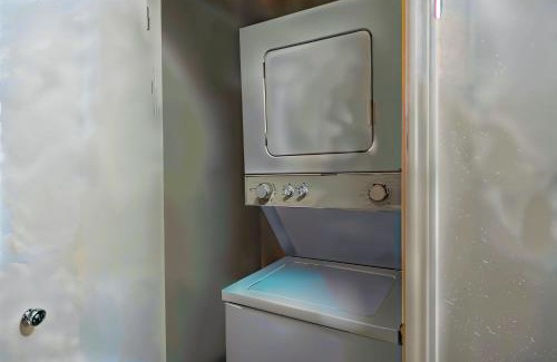 Riverside Apartamento | Boulevard Stays Prime Spot Cozy Bed Pool Free Parking