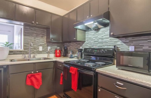 Irving Apartamento | Quiet 1BR King Suite | Pool, Gym, Parking 01