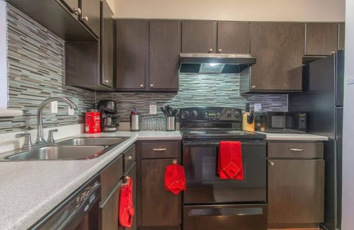 Irving Apartamento | Quiet 1BR King Suite | Pool, Gym, Parking 01