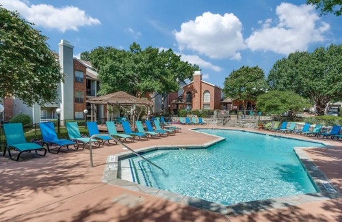 Irving Apartamento | Quiet 1BR King Suite | Pool, Gym, Parking 01