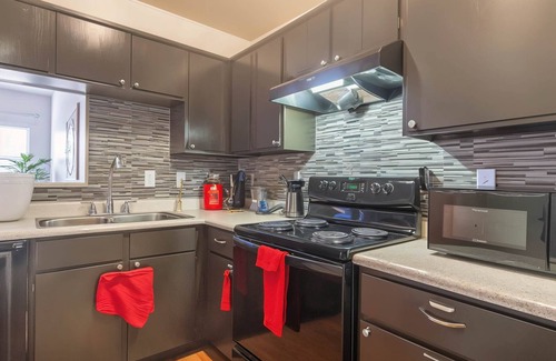 Irving Apartamento | Boulevard Stays Serene 1BR Apartment with Pool, Gym & Free Parking 03