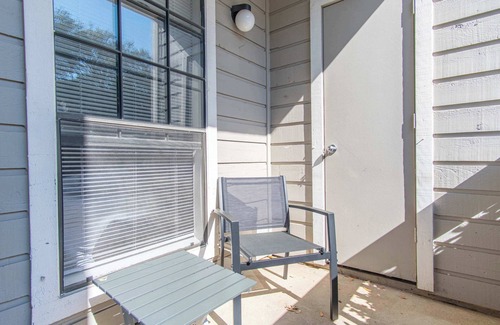 Irving Apartamento | Boulevard Stays Serene 1BR Apartment with Pool, Gym & Free Parking 03