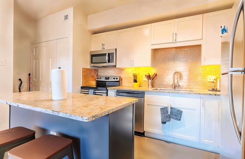 Irving Apartamento | Spacious 1BR King Suite | Pool, Gym Access & Free Parking