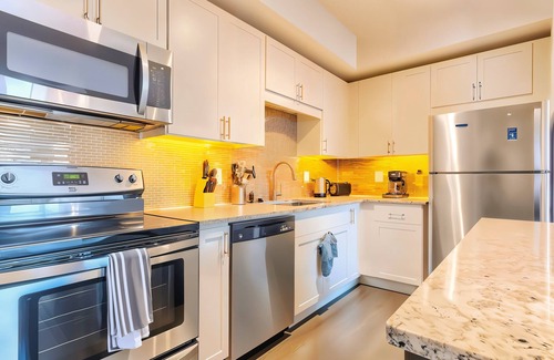 Irving Apartamento | Spacious 1BR King Suite | Pool, Gym Access & Free Parking