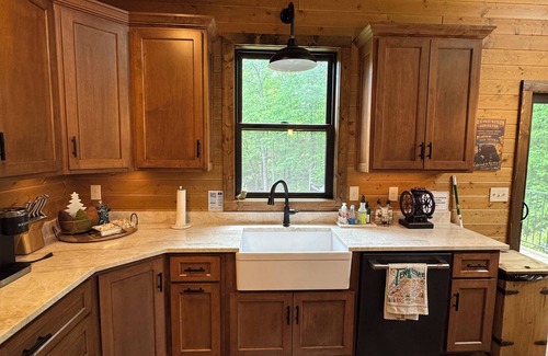 Townsend Cabina | Bourbon Bear ~ A Luxury Cabin ~ Rustic, Charming & Cozy in the Heart of Townsend