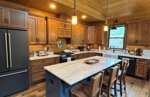 Townsend Cabina | Bourbon Bear ~ A Luxury Cabin ~ Rustic, Charming & Cozy in the Heart of Townsend