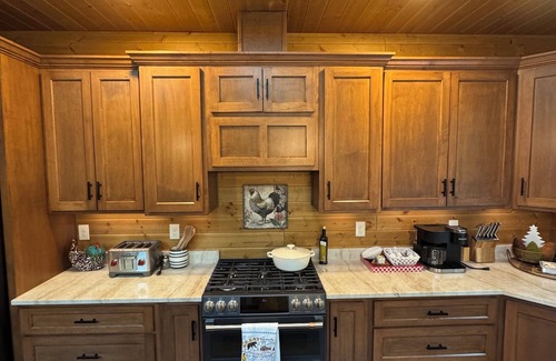 Townsend Cabina | Bourbon Bear ~ A Luxury Cabin ~ Rustic, Charming & Cozy in the Heart of Townsend