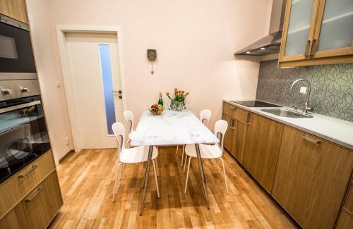 Nove Mesto Apartamento | Bourgeois Apartment in Cultural Heritage Building by Ruterra