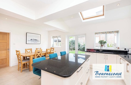 Southbourne Casa | Bournecoast: Family home with garden, patio, summer house and parking - HB10659