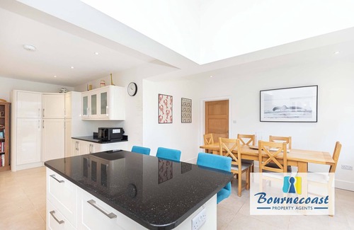 Southbourne Casa | Bournecoast: Family home with garden, patio, summer house and parking - HB10659