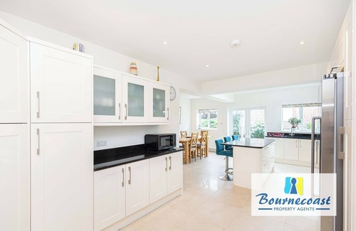 Southbourne Casa | Bournecoast: Family home with garden, patio, summer house and parking - HB10659