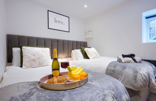Rugby Apartamento | Boutique Apartment - City Centre - Free Parking, Fast Wifi and Smart TV by Yoko Property