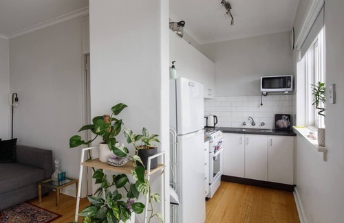 St. Kilda East Apartamento | Boutique Beauty with Balcony in St Kilda East
