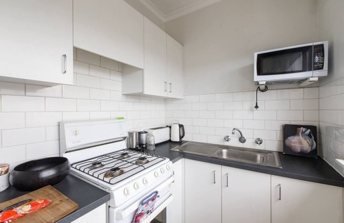 St. Kilda East Apartamento | Boutique Beauty with Balcony in St Kilda East