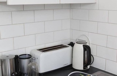 St. Kilda East Apartamento | Boutique Beauty with Balcony in St Kilda East