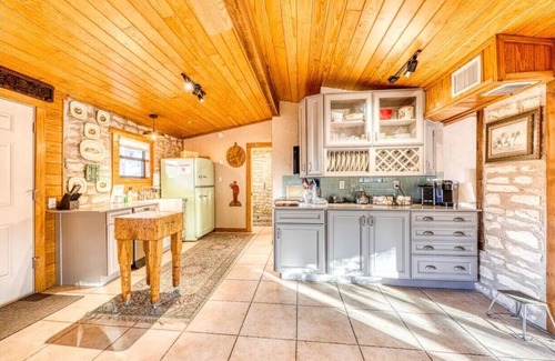 Canyon Lake Cabina | Boutique Cabin ON River- Enjoy FREE Paddleboards, Kayaks, Fishing Poles