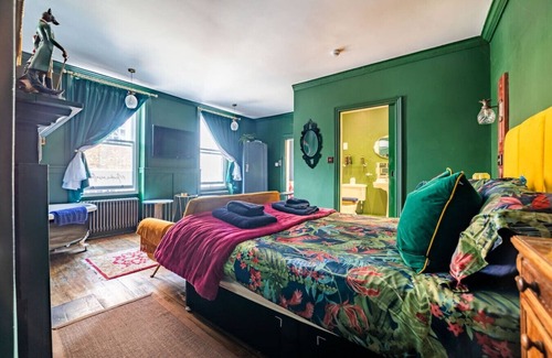 Whitby Hotel | Central room minutes from beach