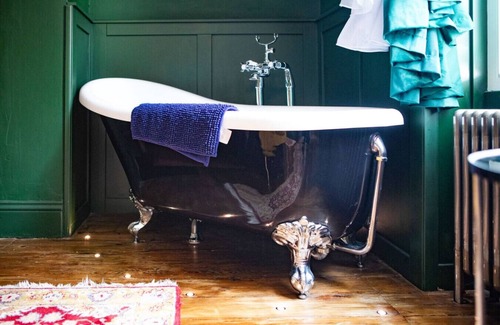 Whitby Hotel | Central room minutes from beach