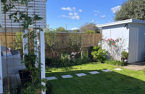 Matamata Cabaña | Boutique French Cottage - Walk to Town!