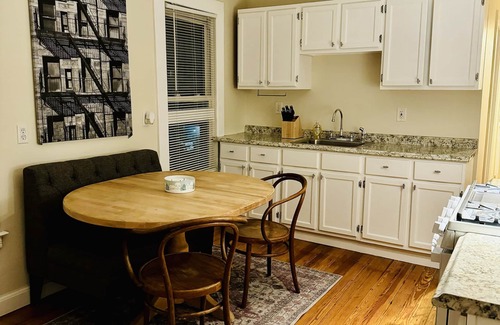 Hartford Apartamento | Boutique Hotel Suite Feel in Every Room! Traveling Professionals Welcome!