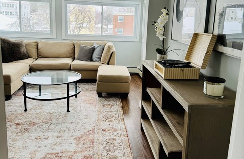 Hartford Apartamento | Boutique Hotel Suite Feel in Every Room! Traveling Professionals Welcome!